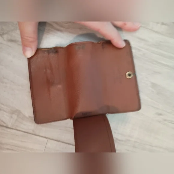 LOUIS VUITTON 4 Key Holder in Monogram Canvas - Picture 6 of 10